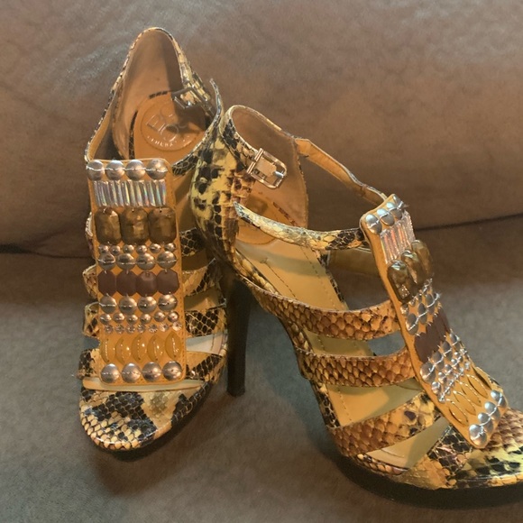 Size 5.5 - Picture 2 of 4